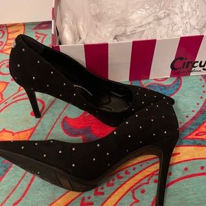 Size 9, Black and Silver Harmony Pumps